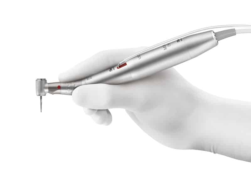 De instrumentos y suministros dentales de alta precisión, utilizados por profesionales en clínicas y consultorios odontológicos, perfectos para procedimientos dentales avanzados.