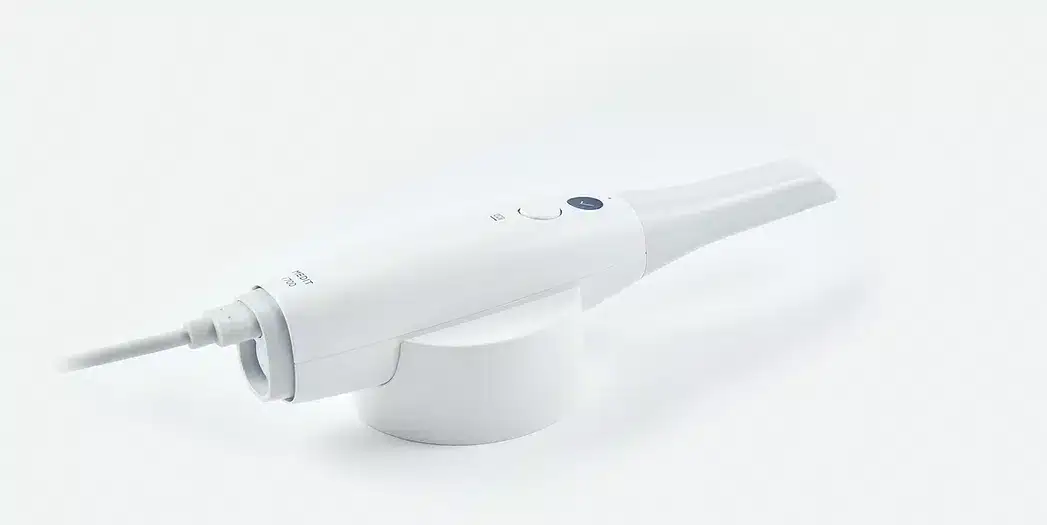 Resonancia de escáner dental digital blanco con control y cables integrados.