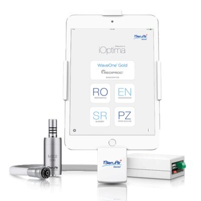 IPad con pantalla que muestra la interfaz de la tecnología dental iOptima de BienAir Dental, utilizada para procedimientos odontológicos avanzados.