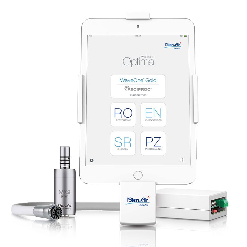 Micromotor Eléctrico iÓptima<sup>INT</sup> 1 IPad con pantalla que muestra la interfaz de la tecnología dental iOptima de BienAir Dental, utilizada para procedimientos odontológicos avanzados.