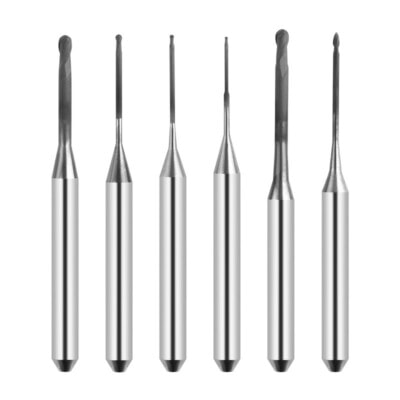 Bisturí dental con mango metálico y punta fina para procedimientos odontológicos precisos.