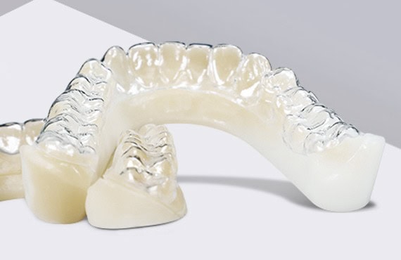 Prótesis acrílica transparente para rehabilitación dental, ideal para reemplazar dientes faltantes y mejorar la función masticatoria y estética bucal.