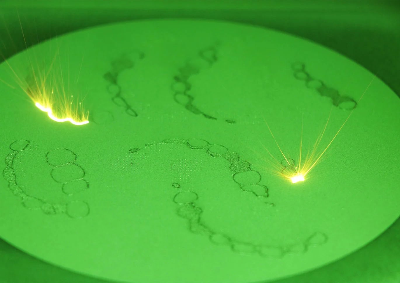 Impresora 3D de metal M-150 2 Imagen de cadenas químicas en una placa de laboratorio, utilizada en investigaciones dentales y científicas, con un fondo verde brillante y efectos de destellos.