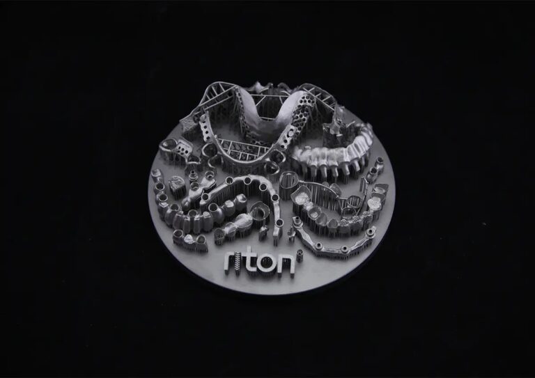 Impresora 3D de metal M-150 18 Modelo de prótesis dental en metal con componentes detallados, utilizado para planificación y fabricación en odontología.