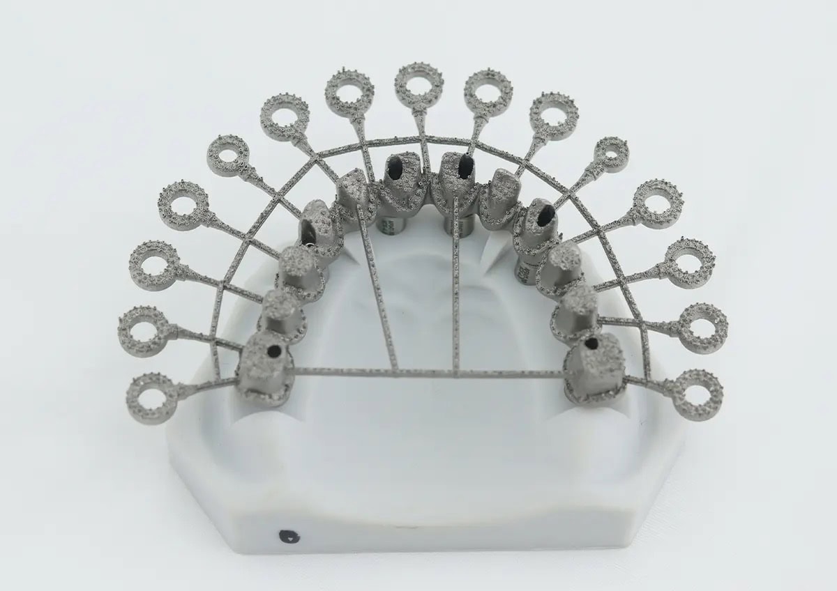 Impresora 3D de metal M-150 9 Conjunto de componentes metálicos para la colocación de implantes dentales, utilizados en procedimientos odontológicos para reemplazar dientes perdidos.