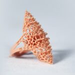 Pieza dental de resina con diseño complejo, utilizada en tratamientos odontológicos para restauraciones y prótesis, mostrando precisión y tecnología avanzada.