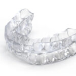 Férula dental transparente para protección y alineación de dientes, ideal para tratamientos de blanqueamiento y prevención de bruxismo.