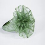 Instrumento dental de malla metálica verde, utilizado en procedimientos odontológicos para restauración y protección de dientes, con diseño preciso y funcionalidad avanzada.