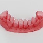 Impresora 3D de resina PioCreat D158 18 Prótesis de resina para rehabilitación dental, mostrando una arcada superior en color rosa. Ideal para restaurar la función masticatoria y estética en pacientes con dientes dañados o ausentes.