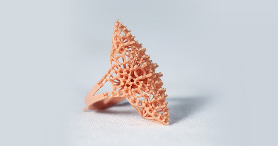 Impresora 3D de resina PioCreat D136 7 Pieza de suministro dental de diseño innovador, con estructura de malla en color beige, utilizada en procedimientos odontológicos para mejorar la salud bucal.