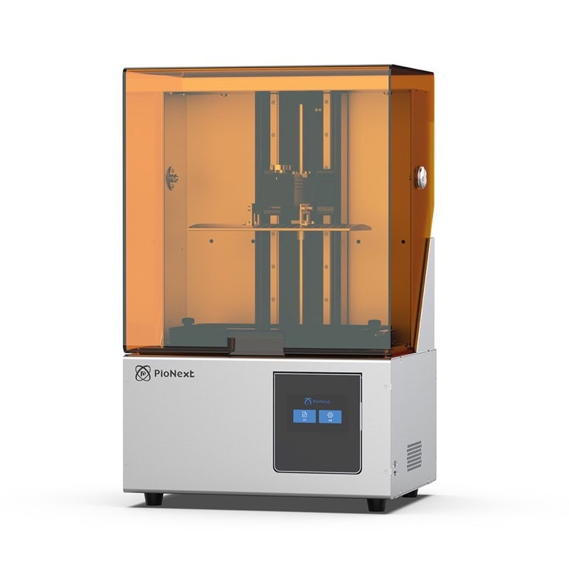 Impresora 3D de resina PioCreat D136 1 Impresora 3D dental con carcasa naranja y base blanca, diseñada para crear modelos y prótesis dentales con precisión y eficiencia en clínicas y laboratorios.