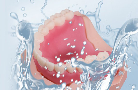 Modelo de dentadura con agua en movimiento, representando productos dentales y suministros de alta calidad para clínicas y profesionales.