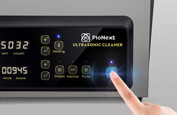 Persona usando el limpiador ultrasónico PioNext para desinfectar instrumentos dentales en clínica dental.