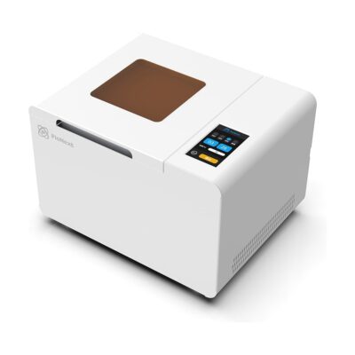 Equipo de laboratorio dental compacto con pantalla digital y control táctil para procesos de esterilización y preparación de materiales dentales.