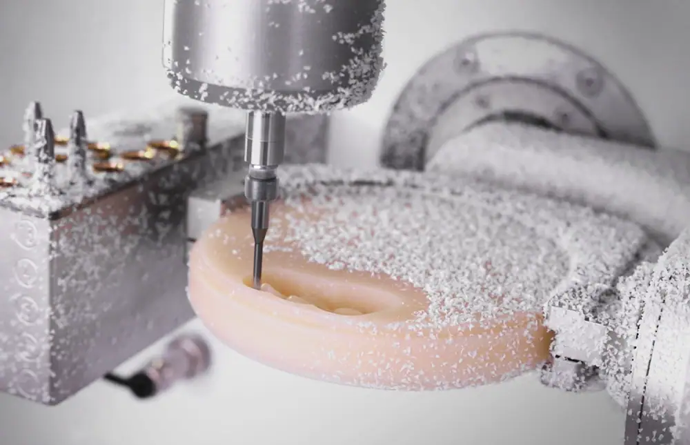 Equipo dental de precisión en proceso de fabricación, incluyendo una pieza de dentadura y herramientas de alta tecnología.