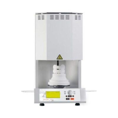 Equipo de laboratorio dental con pantalla digital y componentes blancos, ideal para trabajos precisos en clínicas dentales.